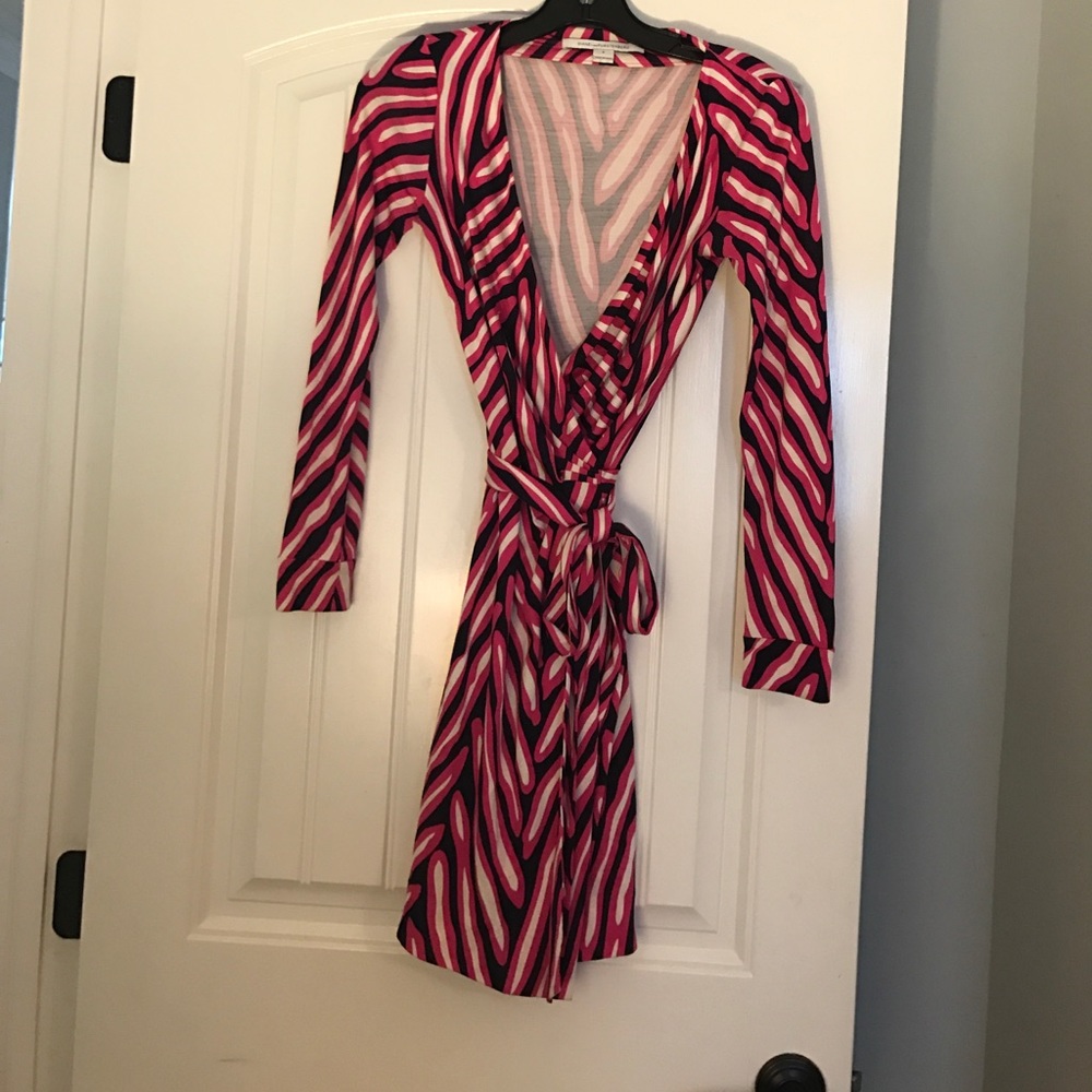 DVF wrap dress size 0 pink and navy print